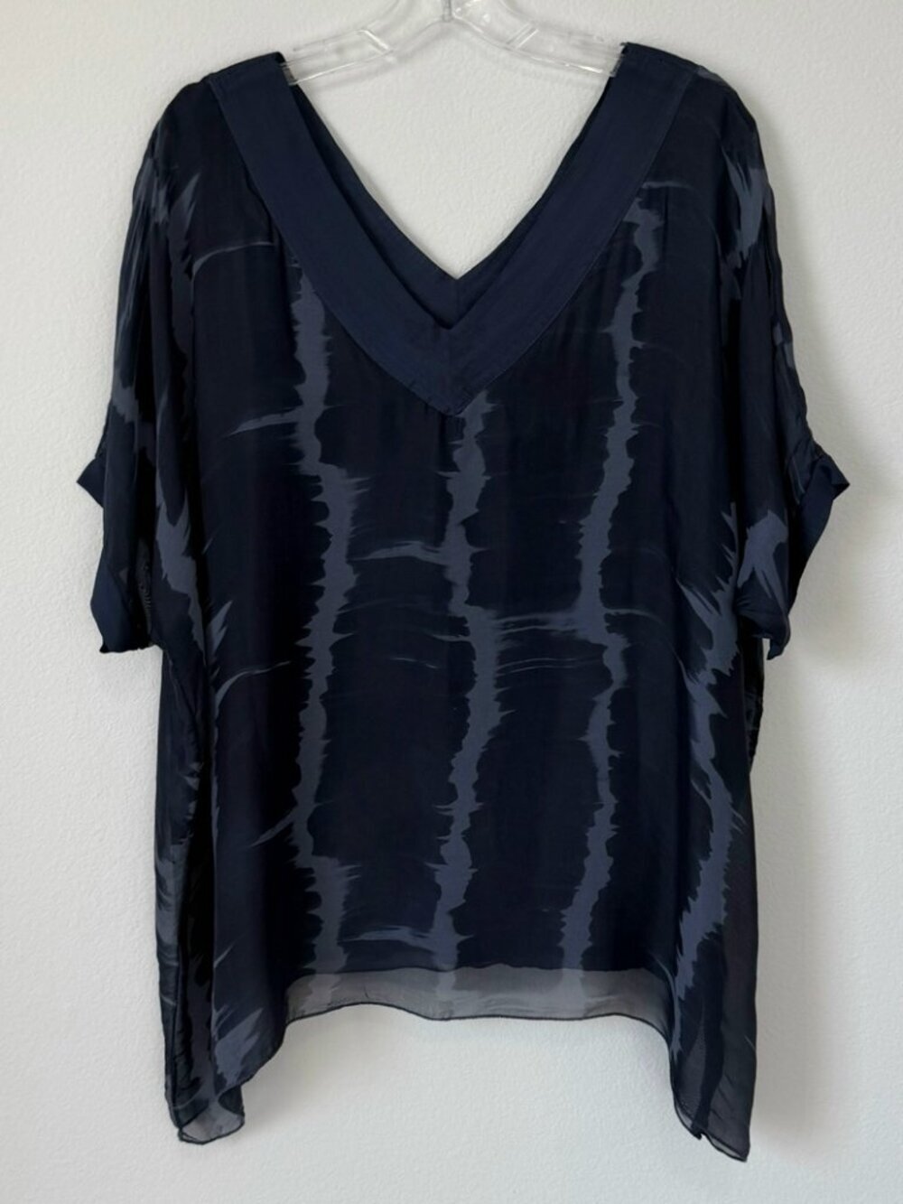 Sofia Made in Italy V-Neck Blue Abstract Short Sleeve Blouse Women's Size M?